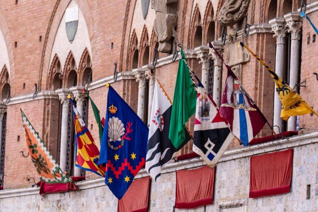 Palio di Siena, esposta la bandiera verde: rinviato per maltempo