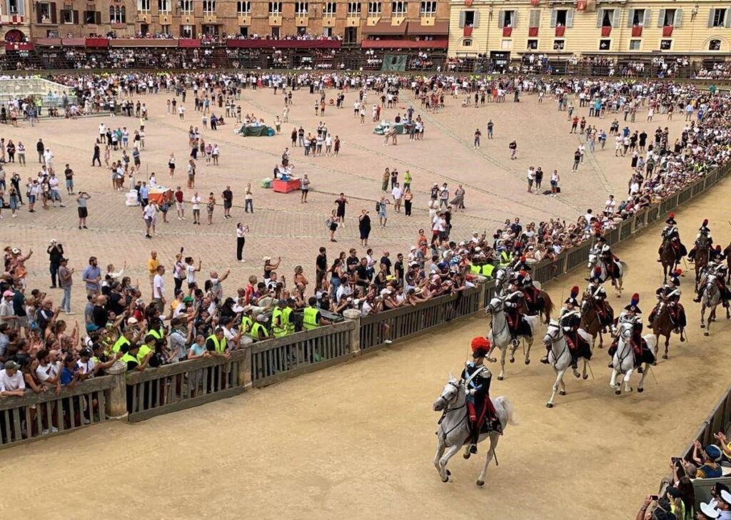 Palio di Siena, il Nicchio torna a vincere dopo 28 anni: Tittia firma il cappotto personale (con brivido finale)
