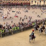 Palio di Siena, il Nicchio torna a vincere dopo 28 anni: Tittia firma il cappotto personale (con brivido finale)