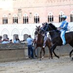 Palio di Siena, la Contrada dell’Onda vince la prima prova