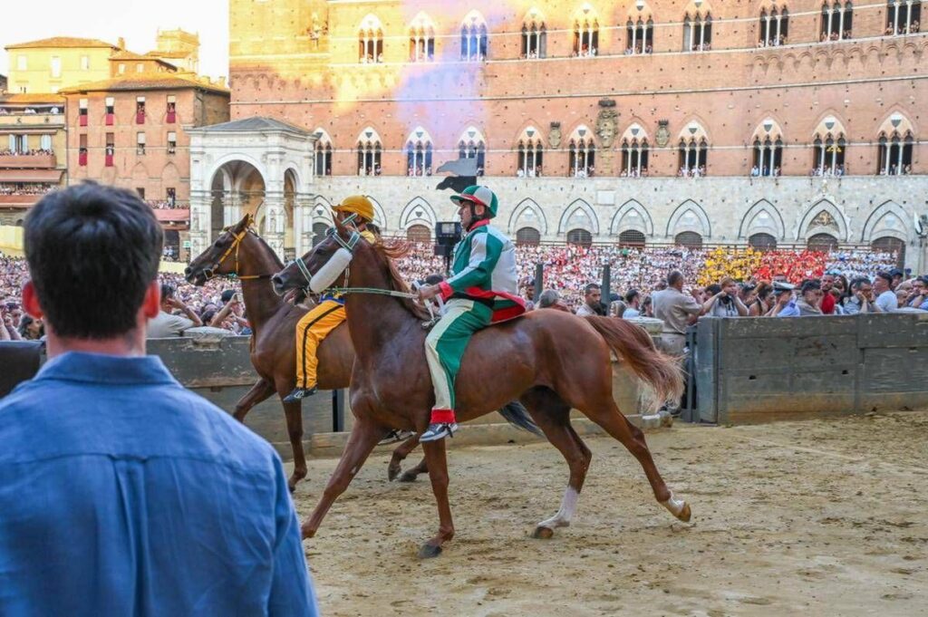 Palio di Siena, oggi l’Assunta: orario, cavalli, fantini e dove vederlo in tv