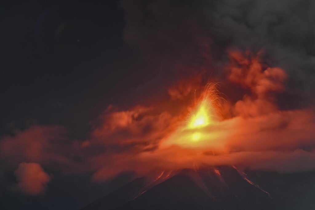 Paura in Guatemala, erutta il vulcano Fuego: allerta massima