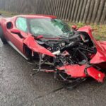 Perde il controllo sul bagnato e si schianta con la Ferrari da 300mila euro: lui illeso, l’auto a pezzi
