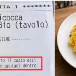 Riccione, torna a lavoro il cameriere 17enne dello scontrino con lo “sputo nelle uova”: “Va perdonato, è giovane”