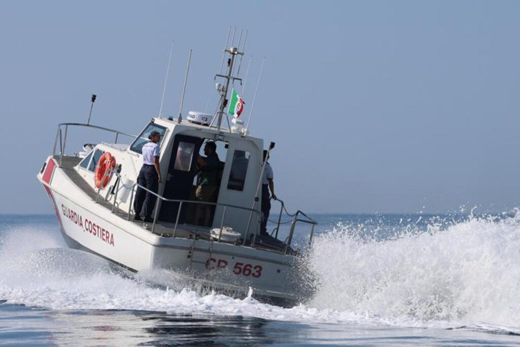Savona, coppia in difficoltà in acqua ad Andora: bagnino si tuffa per salvarli, ma muore insieme all’uomo