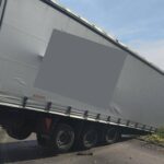 Scontro fra tir a Bari, camion sospeso nel vuoto: vivi per miracolo i due conducenti