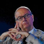 Scuola, la proposta del ministro Valditara: “Obbligo di studiare italiano per i genitori di studenti stranieri”