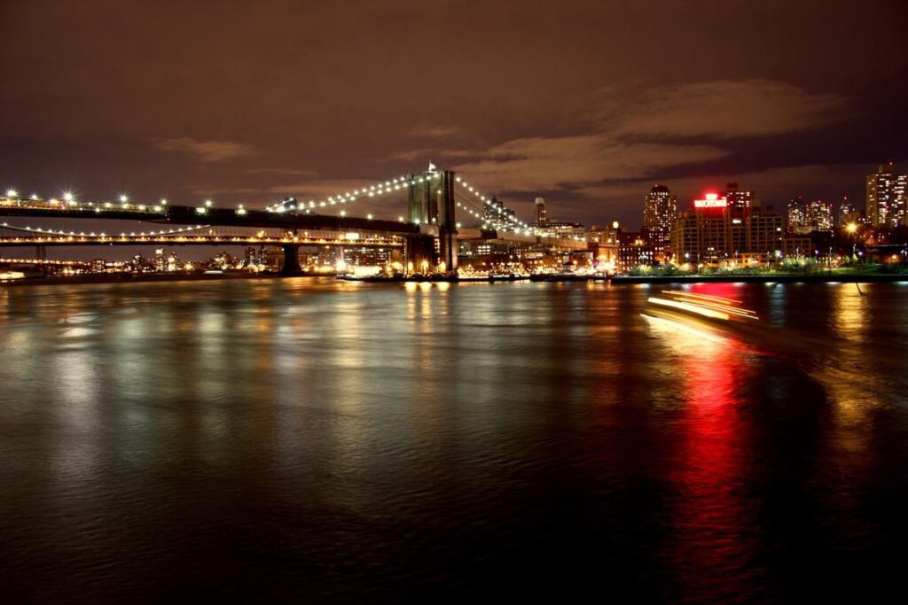 Si lancia nudo dal ponte di Brooklyn, sopravvissuto a volo di 85 metri – Guarda