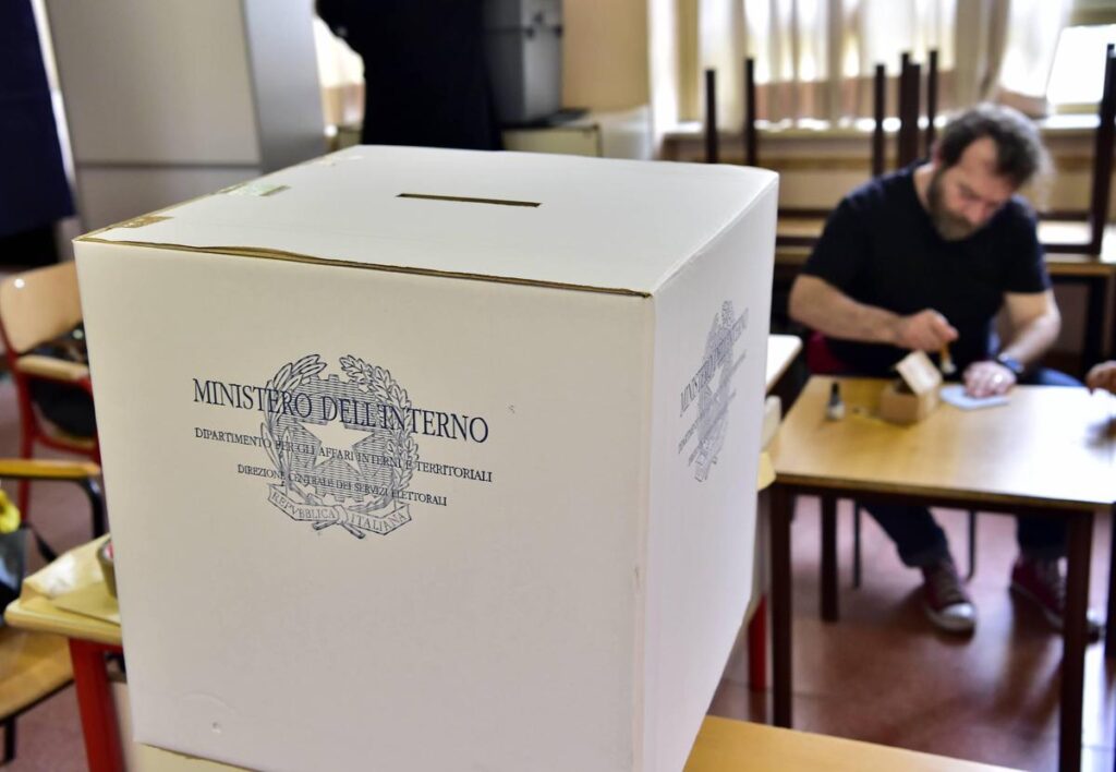 Sondaggio politico, Fratelli d’Italia stabile e Pd cala. Vannacci sale ancora