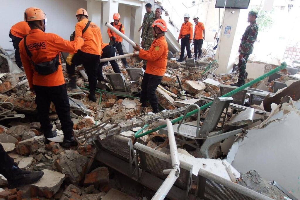 Terremoto in Indonesia, 47 morti e 2mila sfollati. Caccia ai dispersi