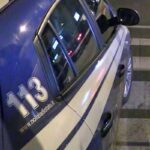 Torino, investito da un’auto mentre tenta di sfuggire a controllo antidroga: in 50 circondano la polizia