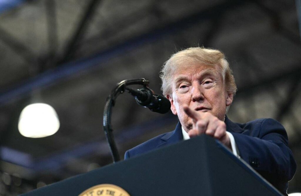 Trump e la mappa con lo Stretto di Hormuz: “Nuovo territorio Usa”. Ira di Teheran: “Illusione che correggeremo”
