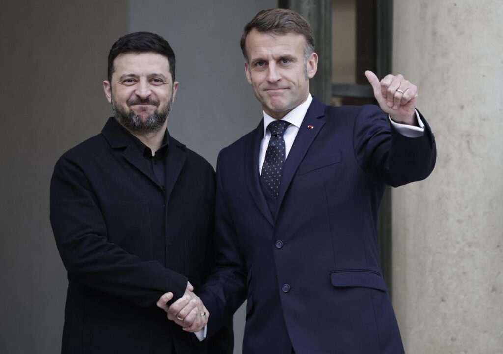 Ucraina, Macron sente Zelensky: “Orrore per raid russi, presto nuovi intercettori a Kiev”