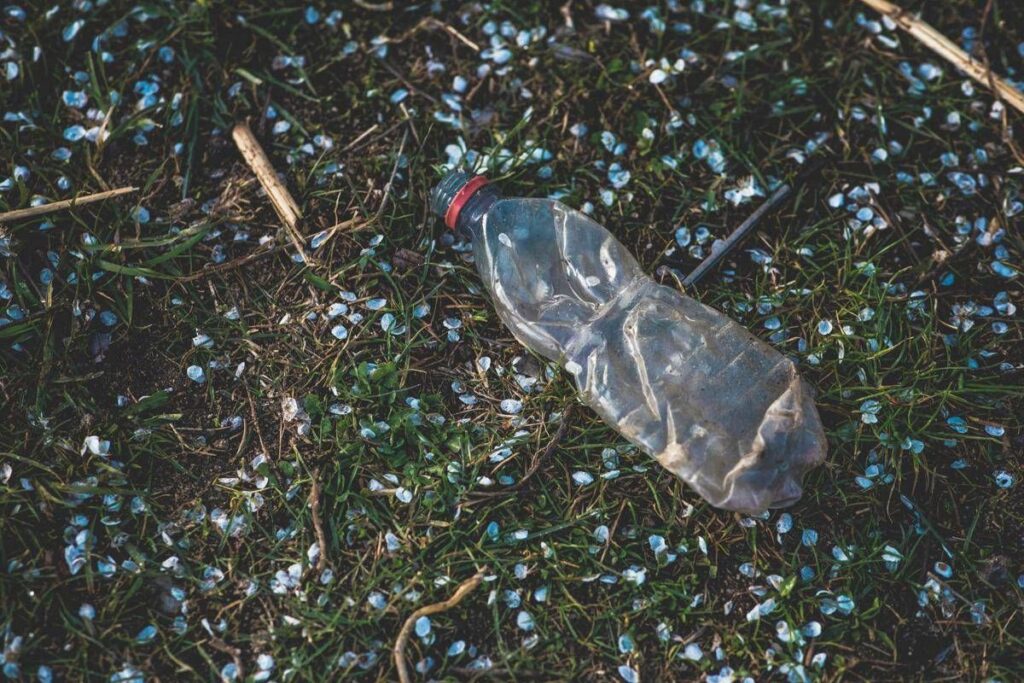 Una bottiglia incastrata nella ruota, il nuovo metodo dei ladri di auto