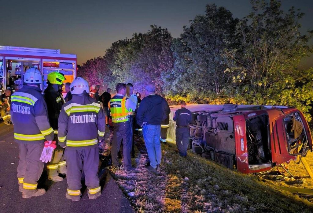 Ungheria, autobus si ribalta e finisce in un fossato: 12 morti e 10 feriti