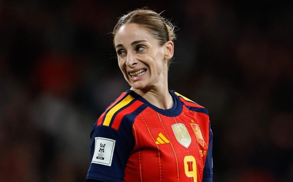 Va a giocare in Arabia, cancella dai social le foto di figlia e compagna: il ‘caso’ della calciatrice Esther Gonzalez