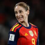 Va a giocare in Arabia, cancella dai social le foto di figlia e compagna: il ‘caso’ della calciatrice Esther Gonzalez