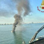 Yacht in fiamme affonda al largo di Jesolo: 10 persone salvate, decisivo l’intervento di un’altra barca