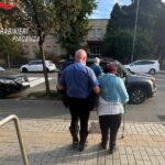 A 74 anni si innamora online di cantante rock ma è una truffa: bloccata mentre stava per fargli un bonifico di 8.500 euro