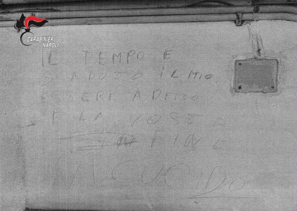 A Napoli arrestato 44enne per maltrattamenti all’ex moglie, sul muro aveva scritto: “Il tempo è scaduto vi uccido”