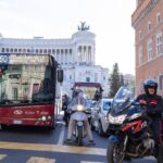 A Roma autobus sempre più ‘ostaggi’ delle auto, nel centro storico viaggiano anche a 1 km l’ora: lo studio
