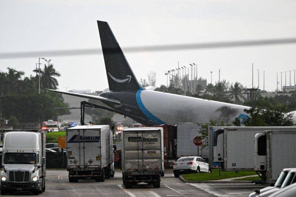 Aereo cargo Amazon fuori pista a Miami, 5 morti e 5 feriti: aperta un’indagine