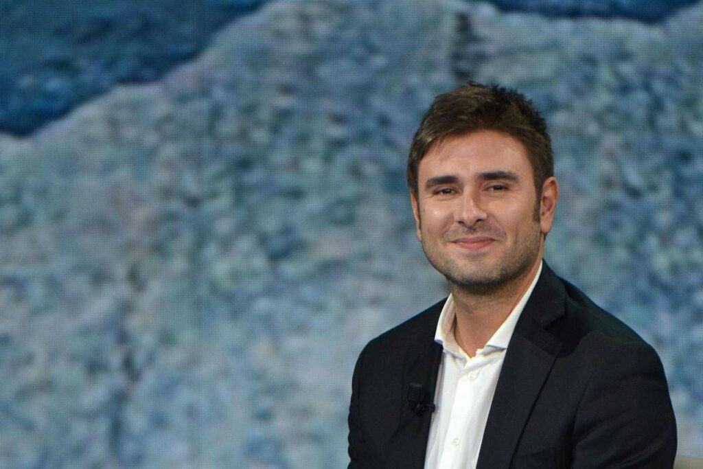 Alessandro Di Battista, rientro in Italia rinviato: l’annuncio sui social
