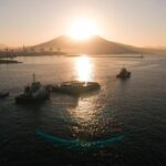 America’s Cup, sul lungomare Caracciolo arriva il ‘pontone’, l’isola che c’è verso Napoli 2027
