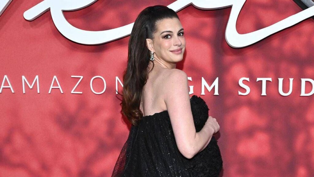 Anne Hathaway torna con ‘Verity’: “Oggi si può scegliere la propria verità, è inquietante”