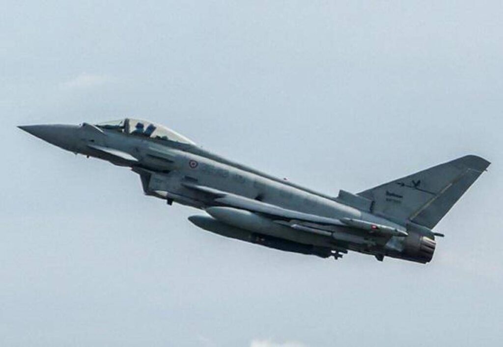 Attacco a base aerea in Arabia Saudita, colpito F-2000 italiano. Crosetto: “Nessun militare coinvolto”