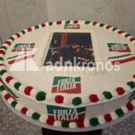 Berlusconi, una maxi torta per i 90 anni: dolce da 10 chili con foto del Cav che ‘pulisce’ la sedia di Travaglio da Santoro