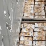 Blitz anticamorra a Napoli, nascosti nel muro Rolex e banconote per più di 3 milioni di euro: la scoperta