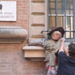 Bologna, manichino di Valditara alle finestre del liceo Minghetti: “Nemico degli studenti”