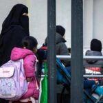 Burqa e niqab vietati a scuola, multe fino a 1000 euro. Tetto del 30% per alunni stranieri: la bozza del decreto