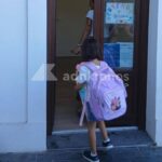 Campanella solitaria per la piccola Aysha, l’alunna che non può copiare: a scuola c’è solo lei