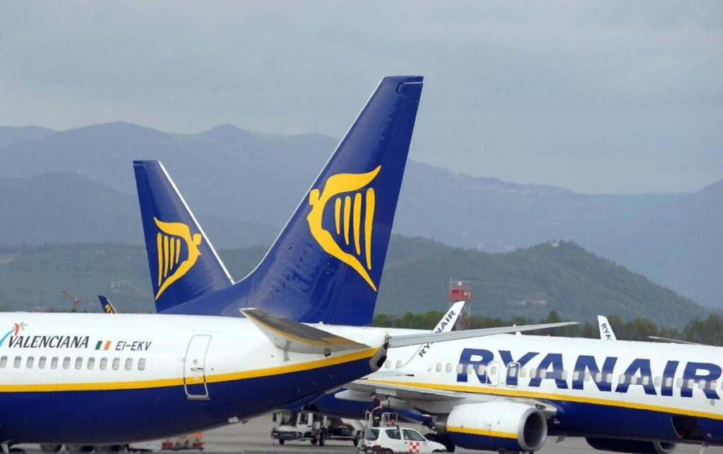 Caos nel Regno Unito, nuovo problema tecnico ai sistemi di controllo del traffico aereo: almeno 200 voli cancellati