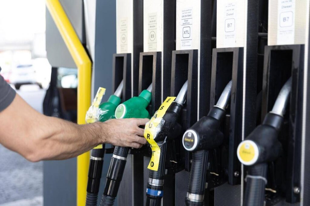Carburanti, tetto ai prezzi in metà delle stazioni di servizio: calano benzina e gasolio