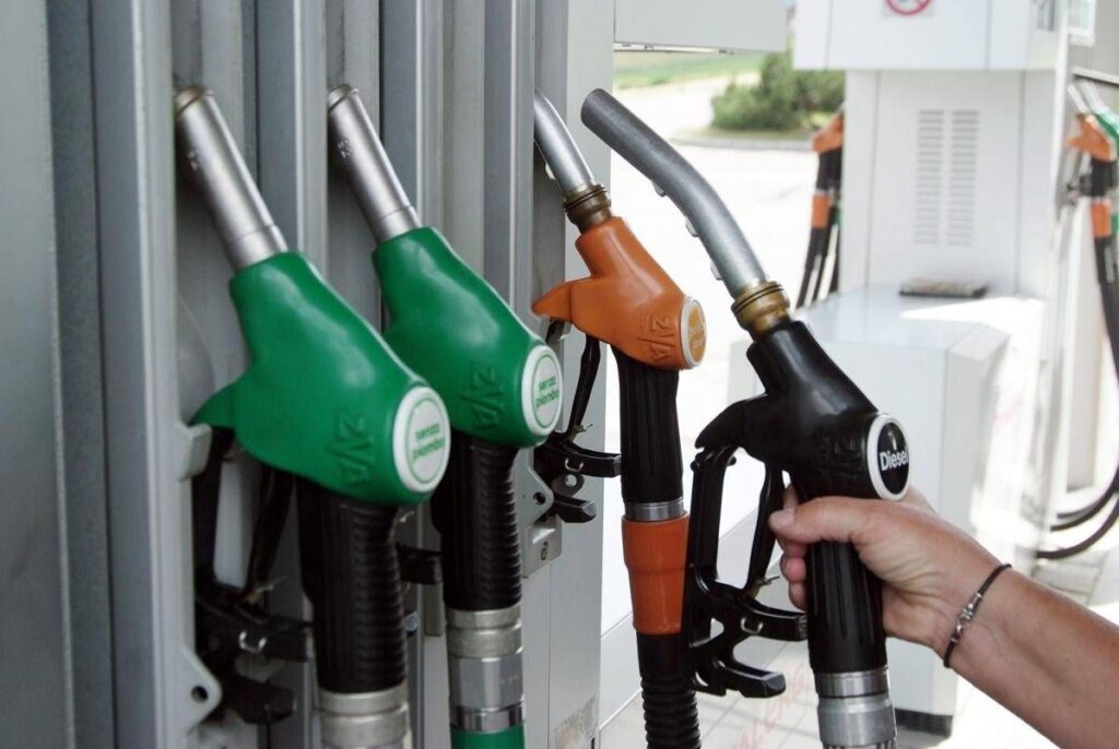 Caro carburante, controlli ai distributori a Roma: sequestrati 26mila litri prodotto non conforme