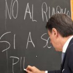 Conte a scuola, il messaggio contro il riarmo: c’è un errore alla lavagna