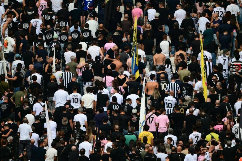 Curva Juve di spalle durante minuto di silenzio per Mazzola, cosa rischiano i bianconeri