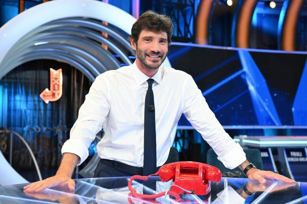 De Martino torna con Affari Tuoi, le novità: dallo studio ‘versatile’ a Tommasino