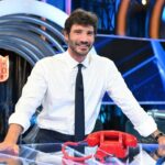 De Martino torna con Affari Tuoi, le novità: dallo studio ‘versatile’ a Tommasino