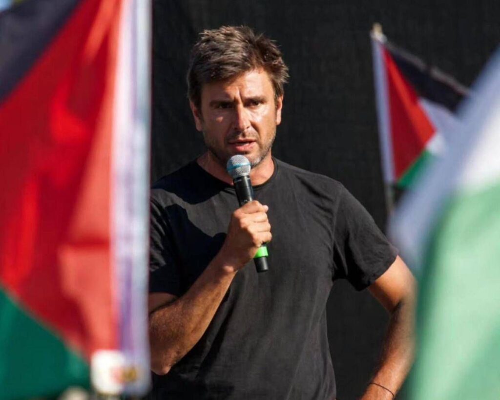 Di Battista, terza notte al Policlinico Gemelli: nessun aggiornamento sulla salute dell’ex 5S