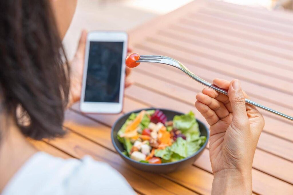 Dopo le vacanze gonfiore e intestino ‘bloccato’? Gli esperti sfatano il mito detox e spiegano cosa fare 