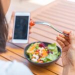 Dopo le vacanze gonfiore e intestino ‘bloccato’? Gli esperti sfatano il mito detox e spiegano cosa fare 