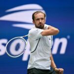 Due uccelli sulla rete e arbitro annulla il punto: furia Medvedev a US Open