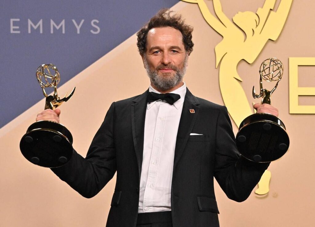 Emmy 2026, 14 premi a ‘Widow’s Bay’. Matthew Rhys e Jean Smart scrivono la storia