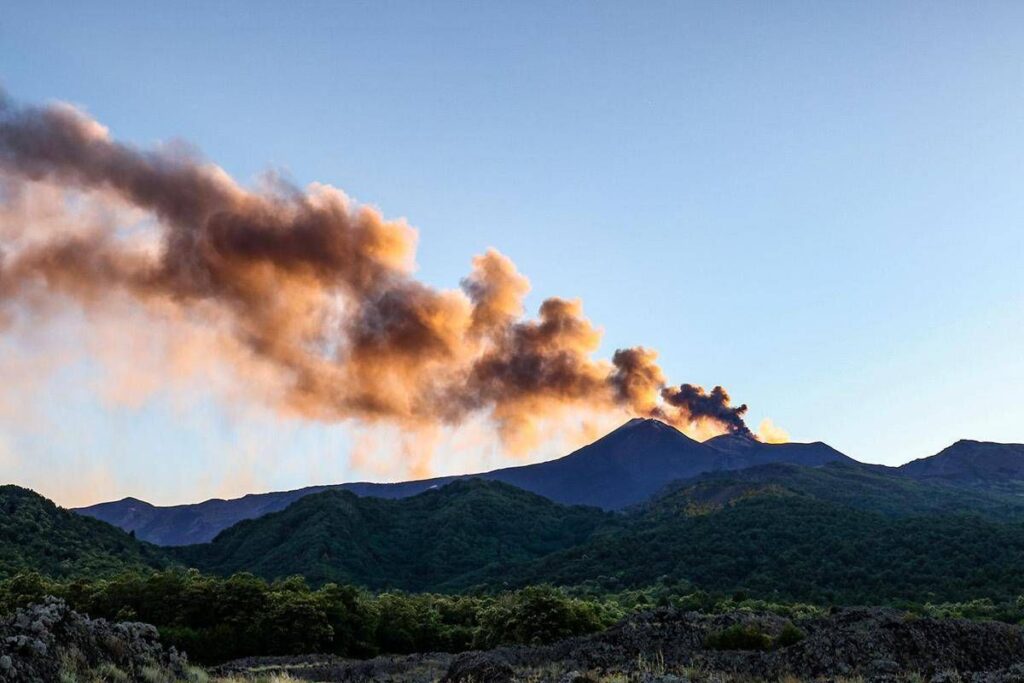 Eruzione Etna, voli sospesi fino alle 14.30 all’aeroporto di Catania
