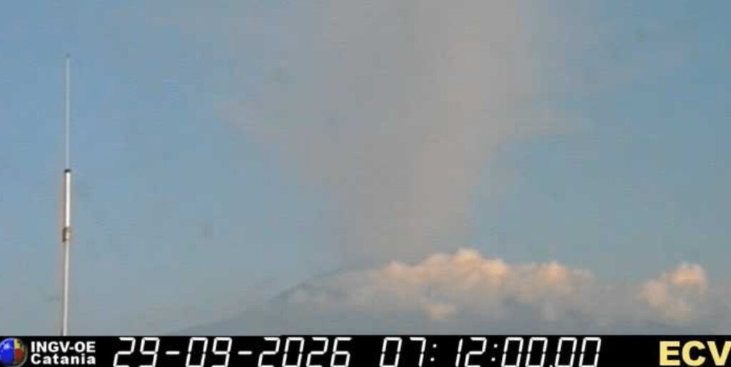 Etna, nube eruttiva alta 4 chilometri: voli sospesi fino alle 15 all’aeroporto di Catania