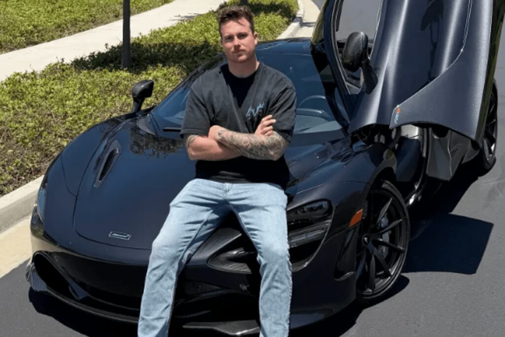 Finisce con la sua McLaren contro un albero e l’auto prende fuoco: morto a 27 anni l’influencer James Wehr